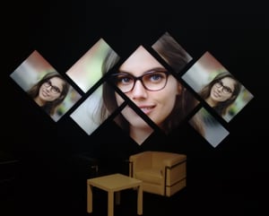 Una parete di monitor disposti in diagonale a creare una composizione artistica